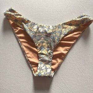 Active curved-waist cheeky bikini bottom in kaleidoscope print size M